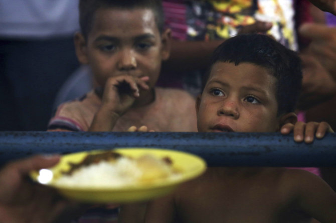 „Scanpix“/AP nuotr./Alkani ir netekę vilties venesueliečiai plūsta į Braziliją