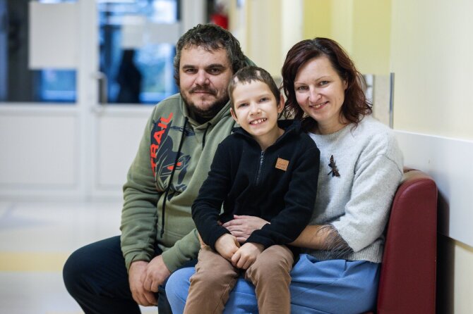Kauno klinikų nuotr./Renars su mama ir tėčiu