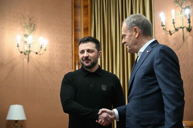 Volodymyras Zelenskis ir Donaldas Tuskas / SERGEI GAPON / AFP