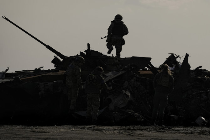 „Scanpix“/AP nuotr./Ukainos karys ant sunaikintos Rusijos karinės technikos