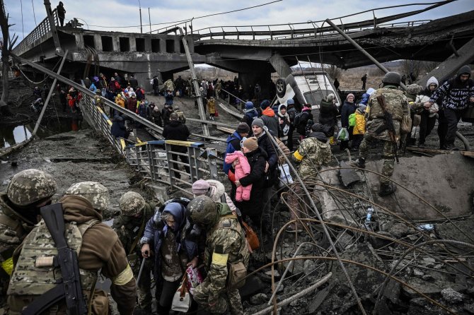 AFP/„Scanpix“ nuotr./Žmonės per sugriautą tiltą evakuojasi iš Irpino, esančio į šiaurės vakarus nuo Kijevo