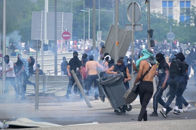 AFP/„Scanpix“ nuotr./Prancūzijoje nerimsta protestai dėl policijos nušauto paauglio