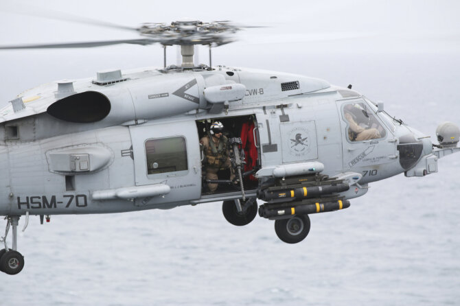 AP/Scanpix/Sraigtasparnis „MH-60“ leidžiasi ant JAV lėktuvnešio „USS George H.W. Bush“
