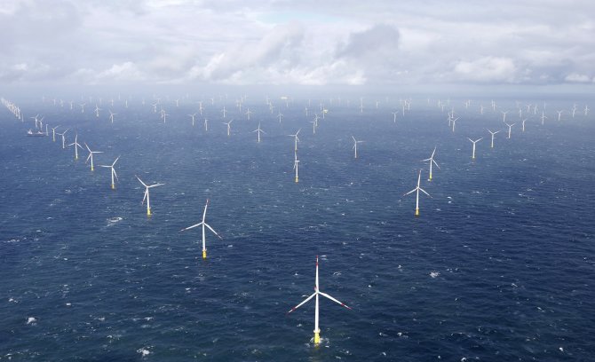 „Reuters“/„Scanpix“ nuotr./Vėjo jėgainės jūroje