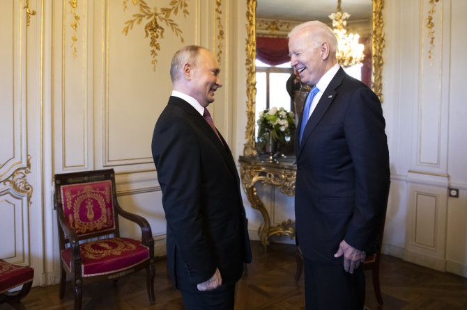 „Scanpix“/AP nuotr./Vladimiras Putinas ir Joe Bidenas Ženevoje