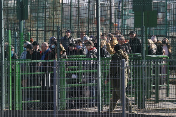 „Reuters“/„Scanpix“ nuotr./Ukrainiečių pabėgėliai kerta Lenkijos sieną. Vasario 24 d.
