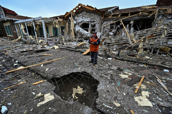„Reuters“/„Scanpix“ nuotr./Rusijos raketų smūgio Zaporižioje padariniai