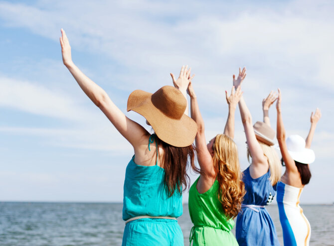 Shutterstock nuotr./Moterys džiaugiasi gyvenimu.