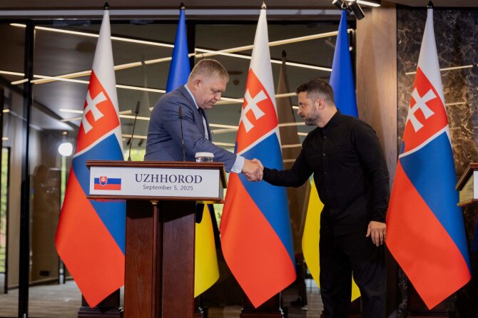 AFP/„Scanpix“ nuotr./Robertas Fico ir Volodymyras Zelenskis