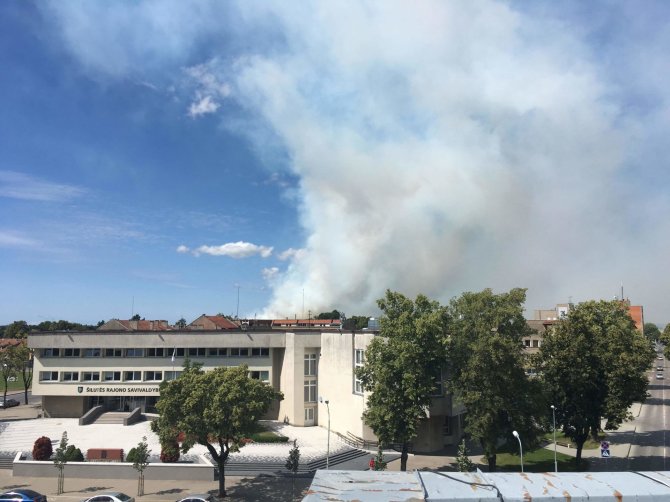 Skaitytojos nuotrauka/Degančio Traksėdžių durpyno vaizdas iš Šilutės miesto