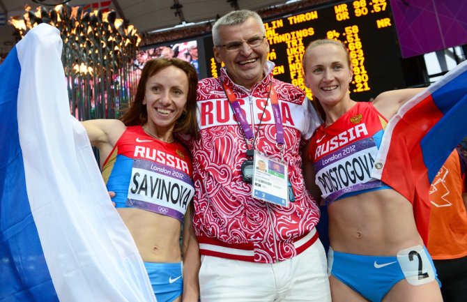 AFP/„Scanpix“ nuotr./Vladimiras Kazarinas su Marija Savinova ir Jekaterina Postigova, kurioms gresia diskvalifikacija iki gyvos galvos