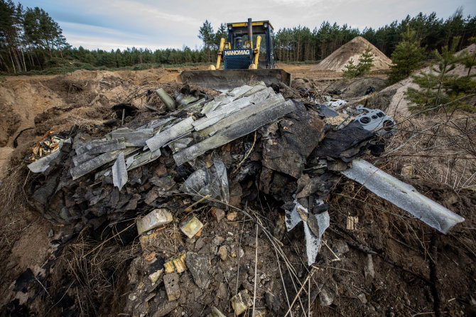 Vidmanto Balkūno / 15min nuotr./Varėnos rajono miške laidojamos atliekos