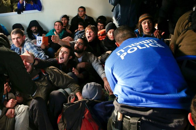 „Reuters“/„Scanpix“ nuotr./Nelegalūs žydų naujakuriai prievarta iškeldinami iš Vakarų Kranto