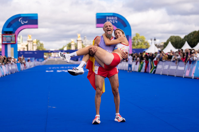 Vytauto Dranginio nuotr./Ispanijos maratonininkė Elena Congost ir jos vedlys Mia Carol