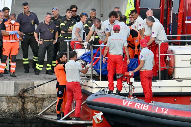 AFP/„Scanpix“ nuotr./Iškeliamas kūnas po jachtą „Bayesian“ ištikusios nelaimės