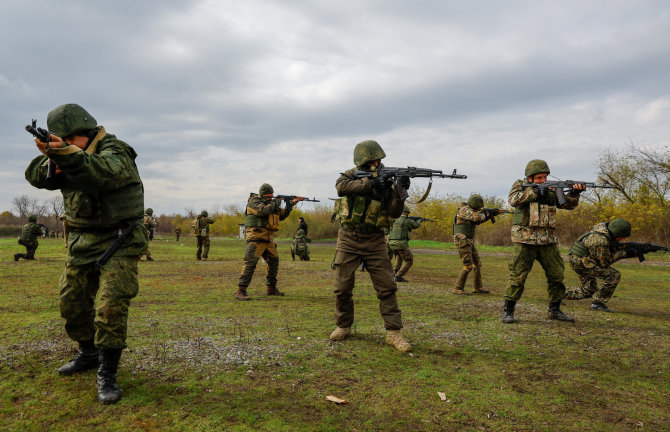 „Reuters“/„Scanpix“ nuotr./Į Rusijos kariuomenę mobilizuotų vyrų pratybos