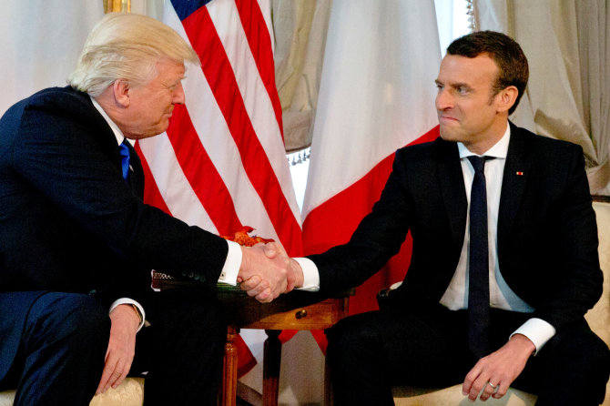 „Reuters“/„Scanpix“ nuotr./D.Trumpo ir E.Macrono susitikimas