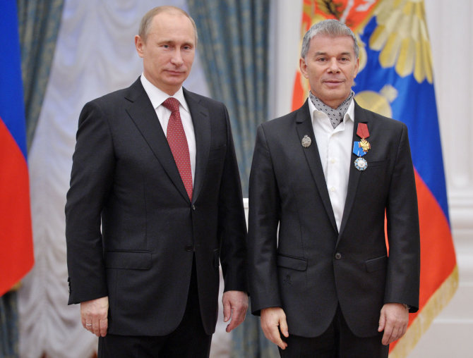 „Scanpix“/„RIA Novosti“ nuotr./Olegas Gazmanovas su Vladimiru Putinu