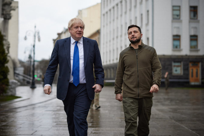 AFP/„Scanpix“ nuotr./Borisas Johnsonas ir Volodymyras Zelenskis