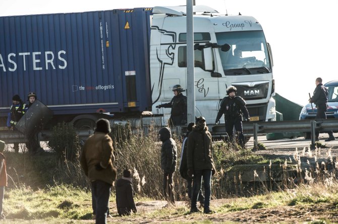 AFP/„Scanpix“ nuotr./Migrantai Kalė pamėgę šokinėti ant sunkvežimių