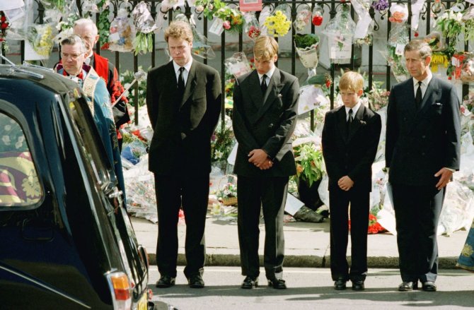 „Scanpix“/AP nuotr./Princas Williamas ir princas Harry per motinos princesės Dianos laidotuves (1997 m.)