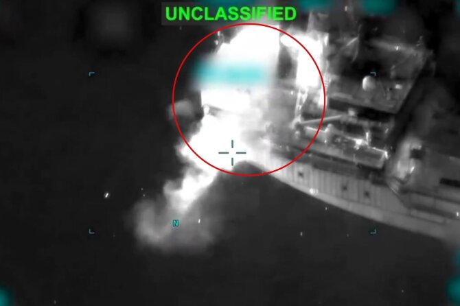 CENTCOM nuotr./JAV atakavo naftos tanklaivį „M/T Jalveer“
