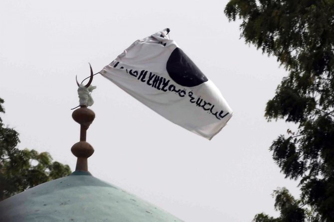 „Reuters“/„Scanpix“ nuotr./„Boko Haram“ vėliava ant mečetės Kamerūne