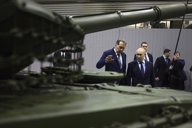 „Scanpix“/AP nuotr./Vladimiras Putinas tankų gamykloje „UralVagonZavod“ 