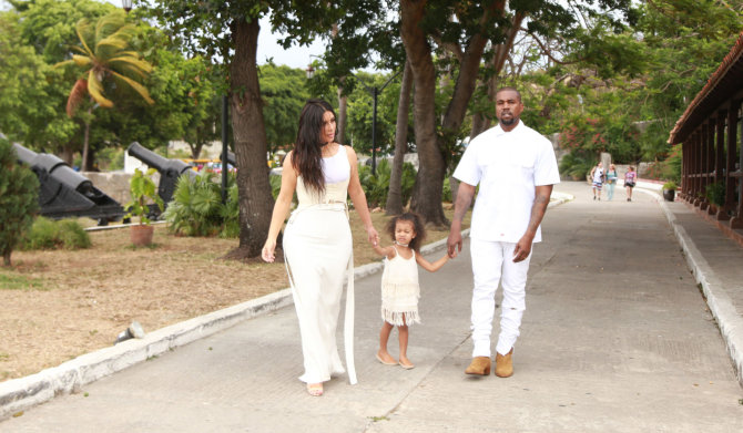 Vida Press nuotr./Kim Kardashian ir Kanye Westas su dukra North Kuboje