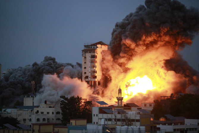 „Reuters“/„Scanpix“ nuotr./Gazos ruože Izraelis susprogdino pastatus