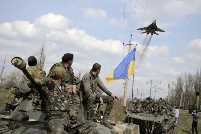 „Reuters“/„Scanpix“ nuotr./Ukrainos naikintuvas praskrido virš karių Kramatorsko mieste