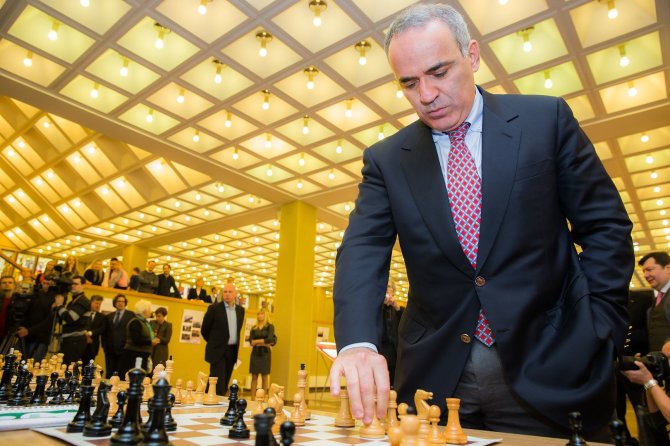 Garis Kasparovas žaidžia šachmatais