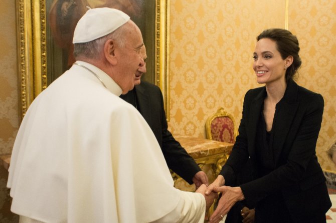 „Reuters“/„Scanpix“ nuotr./Angelina Jolie su popiežiumi Pranciškumi
