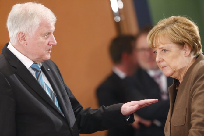 „Reuters“/„Scanpix“ nuotr./Horstas Seehoferis ir Angela Merkel