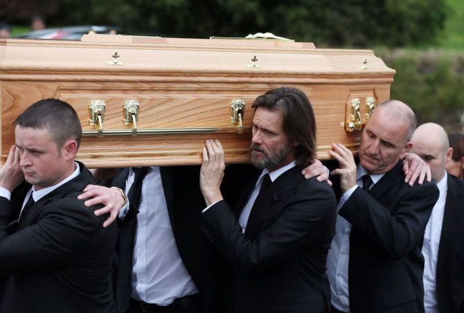 „Scanpix“ nuotr./Jimas Carrey per Cathrionos White laidotuves nešė jos karstą