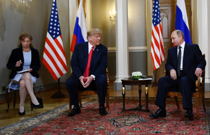 AFP/„Scanpix“ nuotr./D.Trumpas ir V.Putinas ilgai bendravo vien vertėjų akivaizdoje