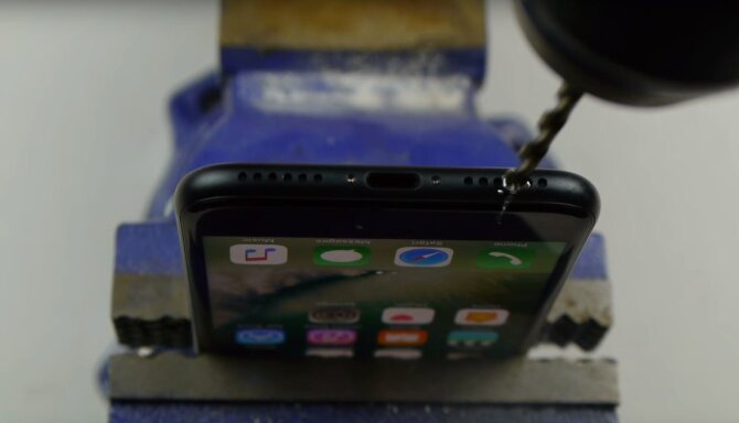 Kadras iš „YouTube“/Jokio ausinių lizdo po „iPhone 7“ korpusu nėra.