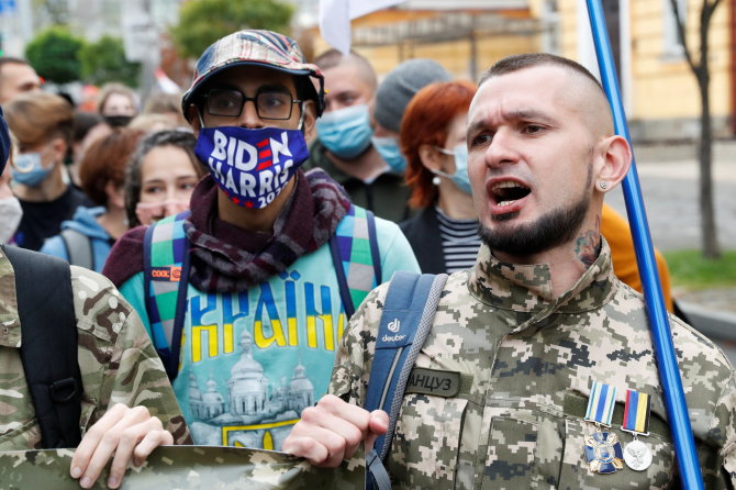 „Reuters“/„Scanpix“/Ukrainos pajėgų karys LGBT aktyvistų marše Kyjive, 2021 m. rugsėjį