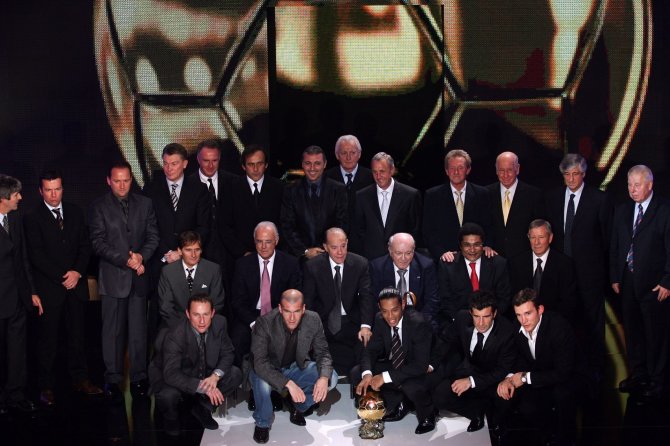  „France football“ nuotr. /2005 m. Paryžiuje kartu susirinko net 24 „Auksinio kamuolio“ savininkai, kai buvo švenčiamas prestižinės apklausos jubiliejus. 