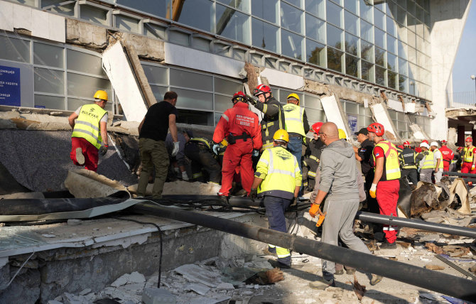 „Reuters“/„Scanpix“ nuotr./Gelbėjimo darbo Novi Sado traukinių stotyje