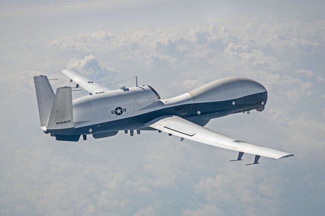 JAV karinio jūrų laivyno nuotr./JAV karinio jūrų laivyno žvalgybinis dronas MQ-4C „Triton“