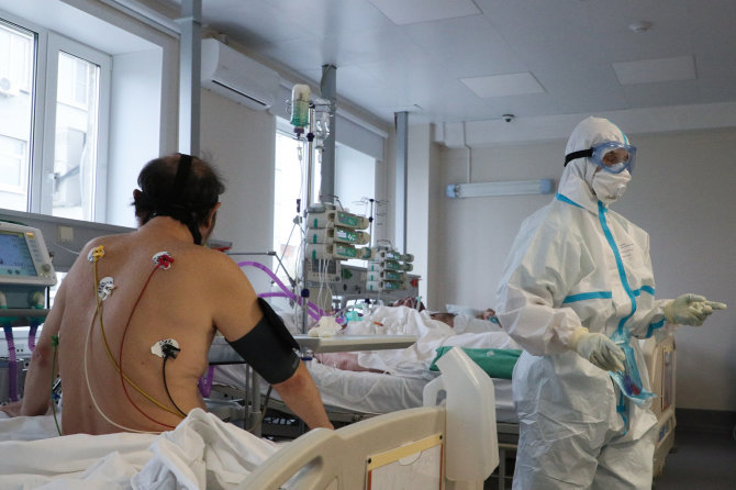 „Scanpix“/ITAR-TASS nuotr./Rusijos medikų darbas per koronaviruso epidemiją šalyje