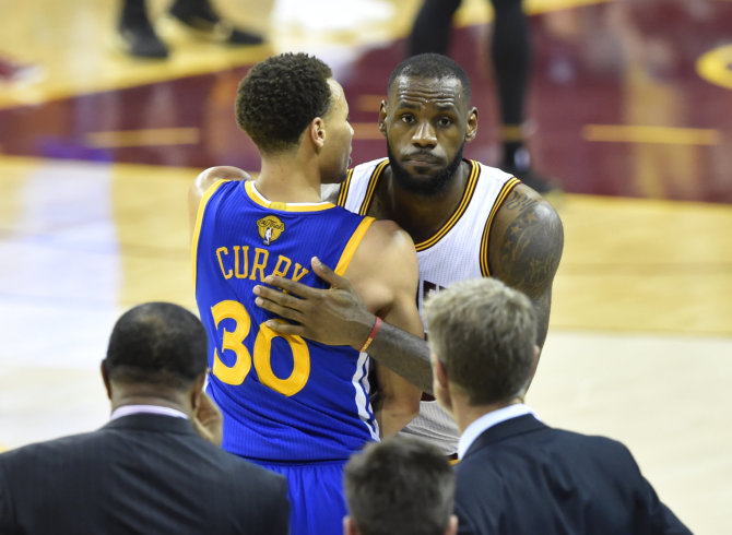 „Reuters“/„Scanpix“ nuotr./Stephenas Curry ir LeBronas Jamesas