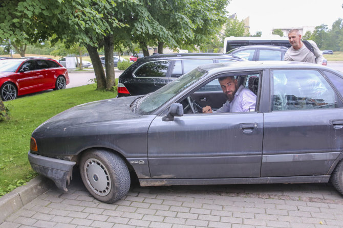 Irmanto Gelūno / 15min nuotr./J.Valančiūnas, atvažiavęs į stovyklą sena „Audi“, prajuokino susirinkusiuos