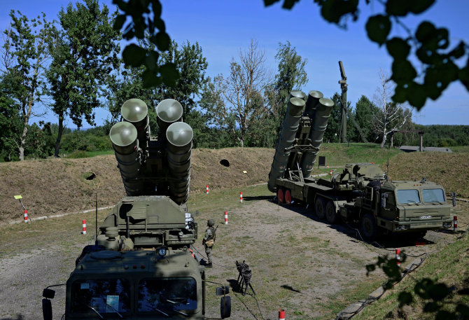 „Reuters“/„Scanpix“ nuotr./Rusijos priešlėktuvinės gynybos raketų sistemos S-400 per pratybas Kaliningrado srityje