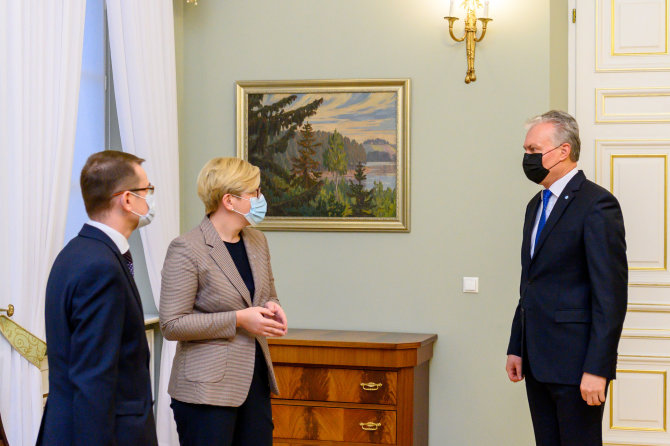 LR Prezidento kanceliarijos/R.Dačkaus nuotr./Prezidentas susitiko su Ministre Pirmininke Ingrida Šimonyte ir sveikatos apsaugos ministru Arūnu Dulkiu