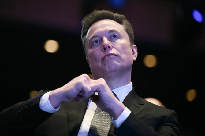 Elonas Muskas / BRENDAN SMIALOWSKI / AFP
