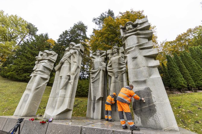 Irmanto Gelūno / BNS nuotr./Vilniaus Antakalnio kapinėse apipaišytas paminklas sovietų kariams