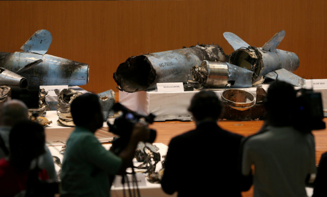 „Reuters“/„Scanpix“ nuotr./Saudo Arabijoje trečiadienį pademonstruotos bepiločių orlaivių ir raketų nuolaužos