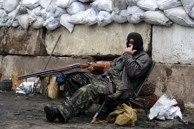 AFP/„Scanpix“ nuotr./Ginkluotas prorusiškas separatistas Slovjanske